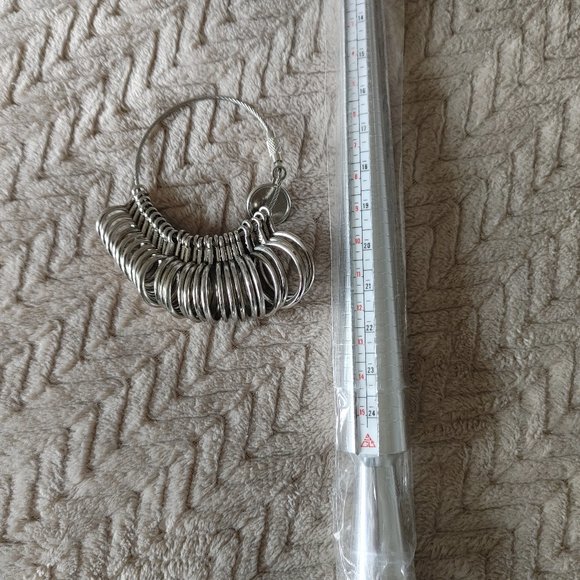New Ring Sizer Tool with Ring Gauges and Finger sizer - Picture 1 of 4
